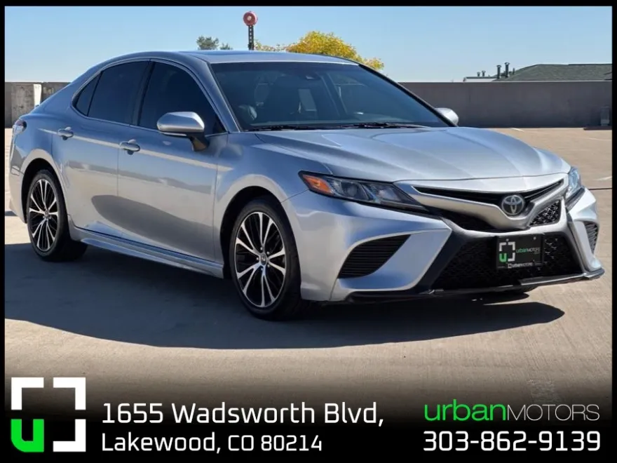 2018 Toyota Camry SE photo 1