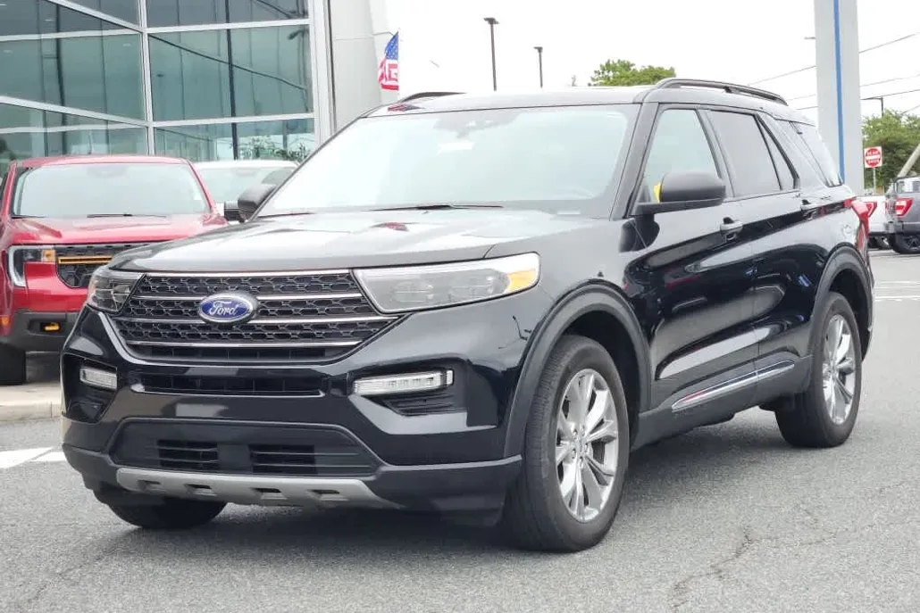 2022 Ford Explorer XLT photo 1