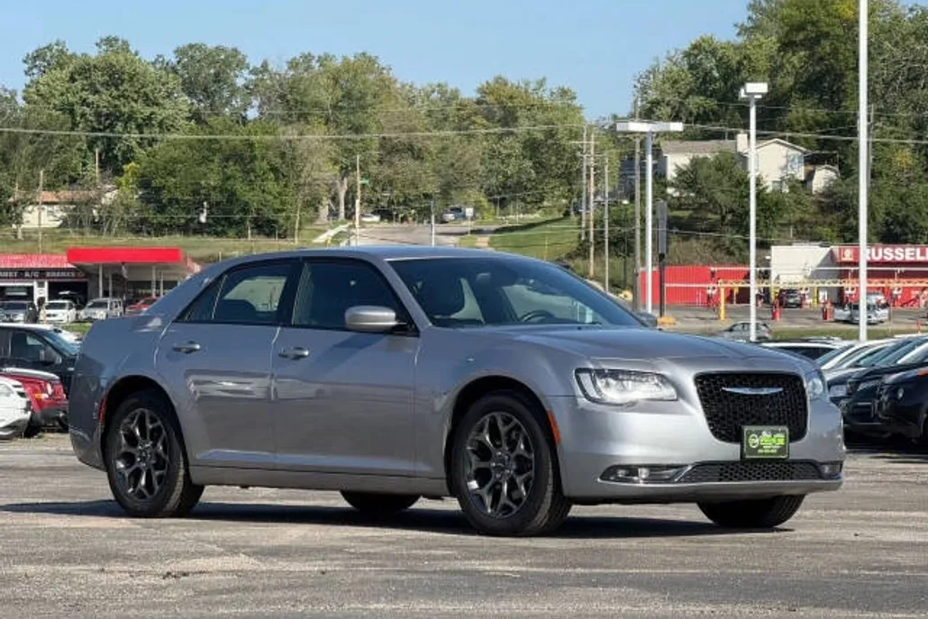 2016 Chrysler 300 S photo 1