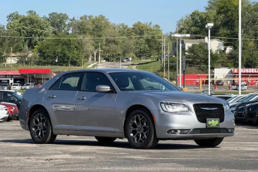 2016 Chrysler 300 S photo 1