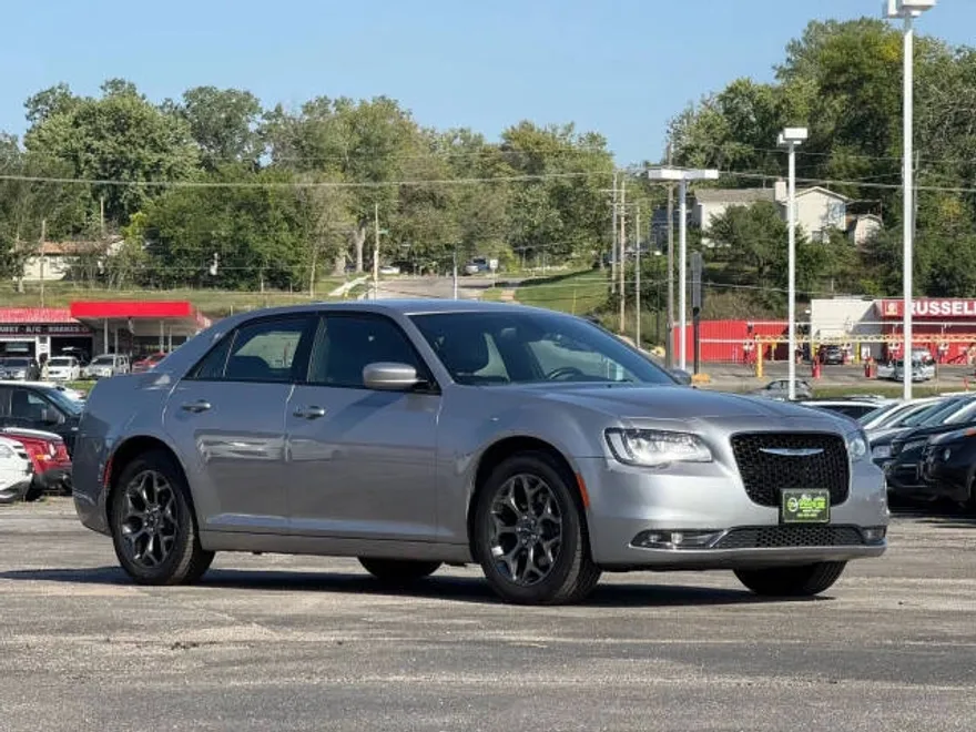 2016 Chrysler 300 S photo 1
