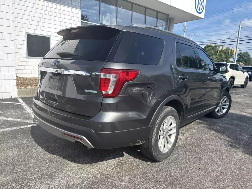 2016 Ford Explorer XLT photo 1