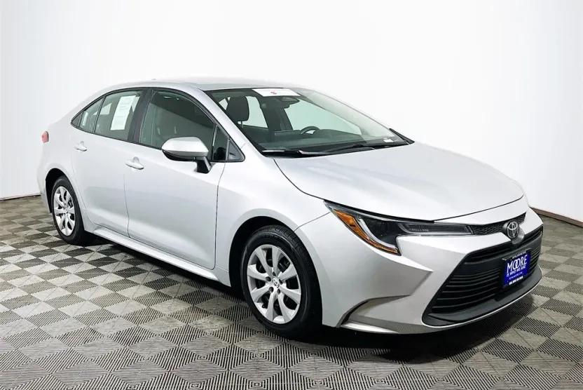 2023 Toyota Corolla LE photo 1