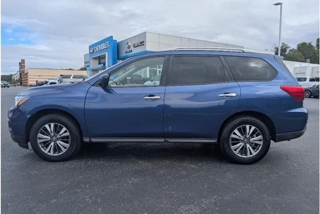 2019 Nissan Pathfinder SV photo 1