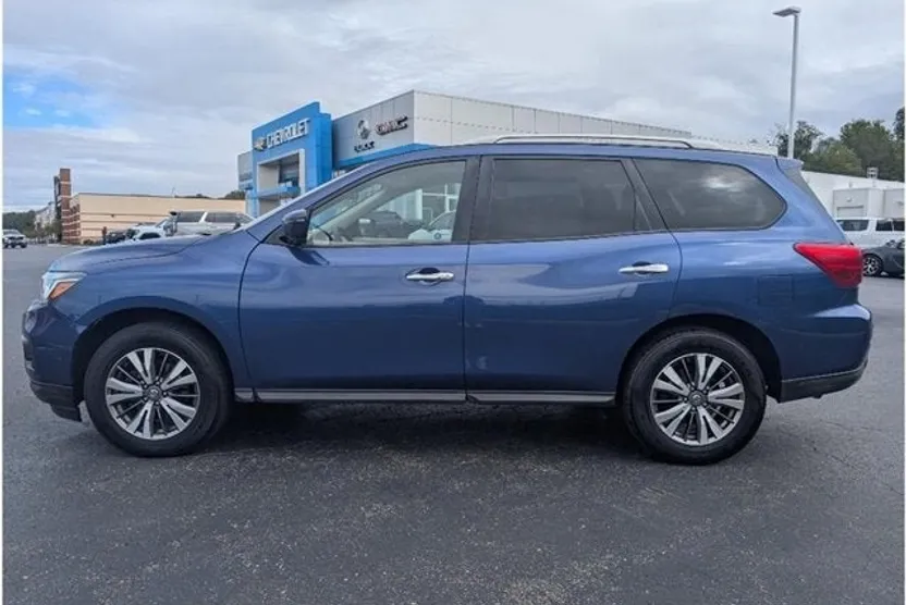 2019 Nissan Pathfinder SV photo 1