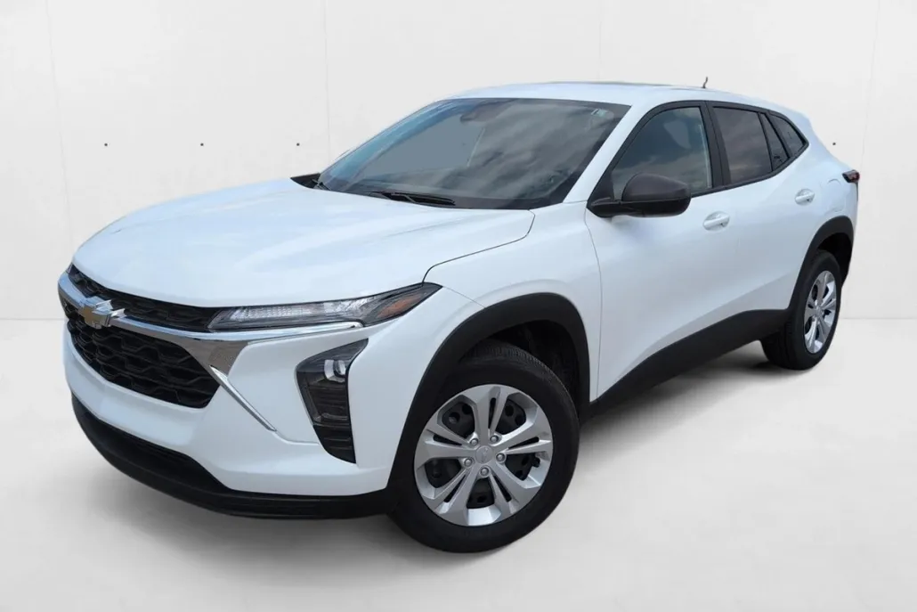 2025 Chevrolet Trax LS photo 1