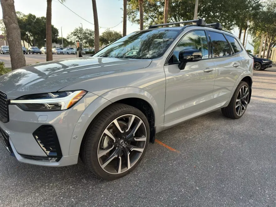 2025 Volvo XC60 photo 1