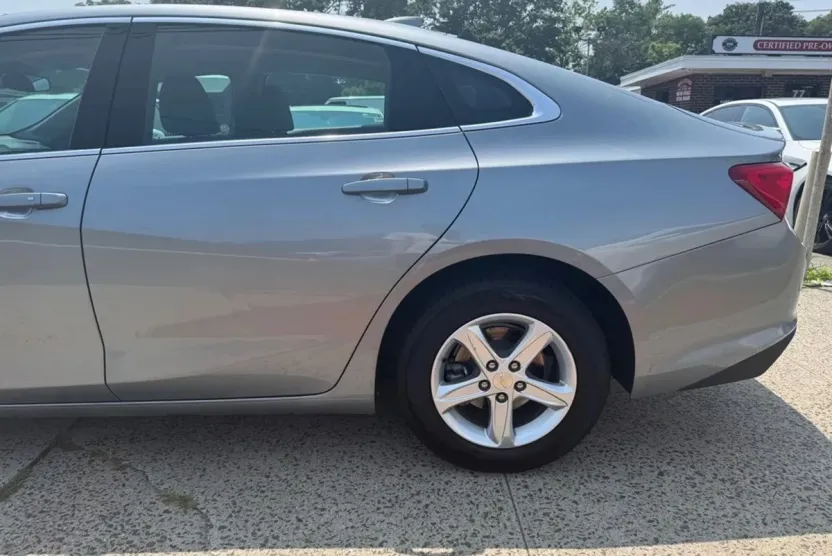 2024 Chevrolet Malibu 1LT photo 1