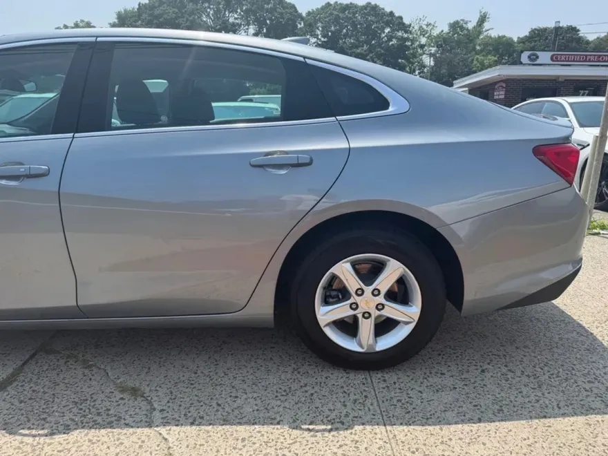 2024 Chevrolet Malibu 1LT photo 1