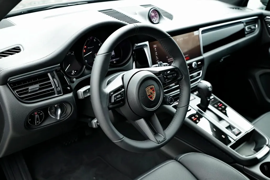 2025 Porsche Macan T photo 1