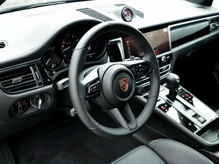 2025 Porsche Macan T photo 1