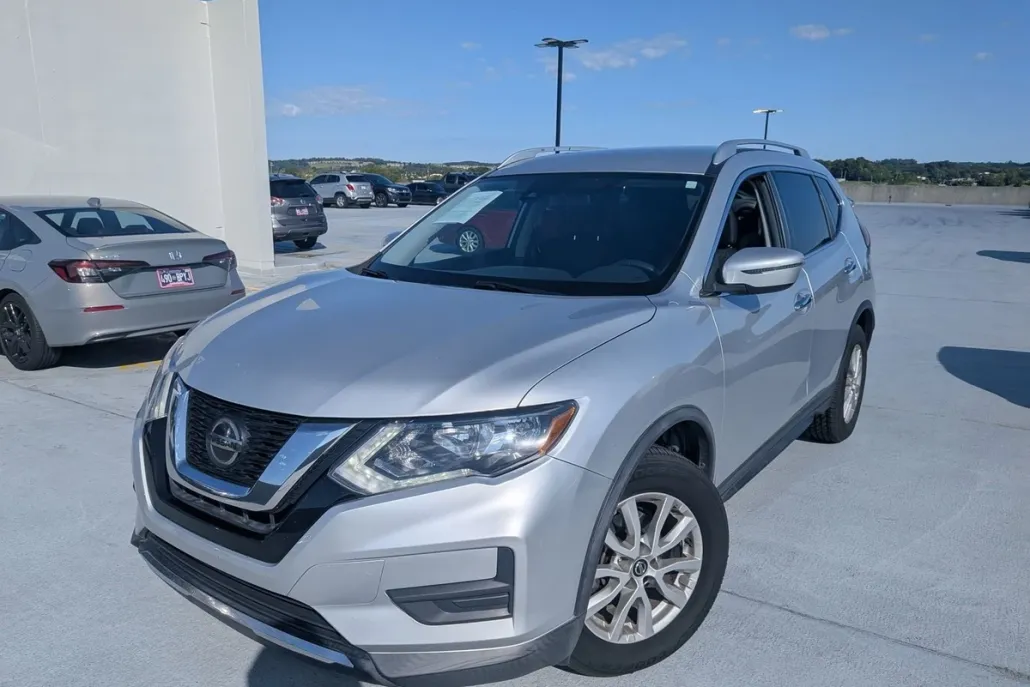 2019 Nissan Rogue SV photo 1