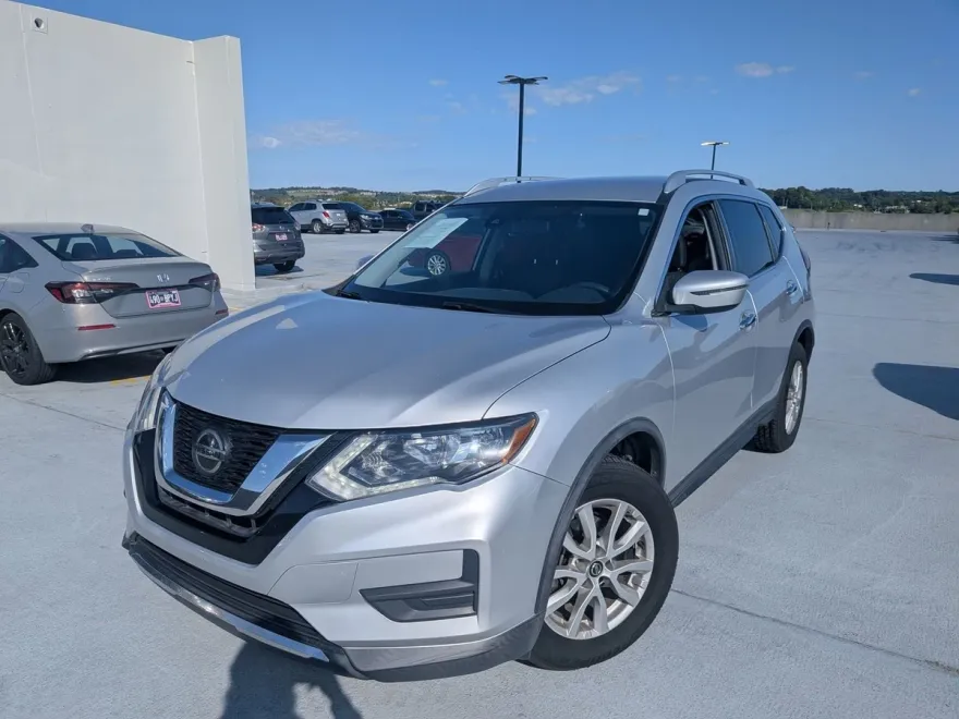 2019 Nissan Rogue SV photo 1