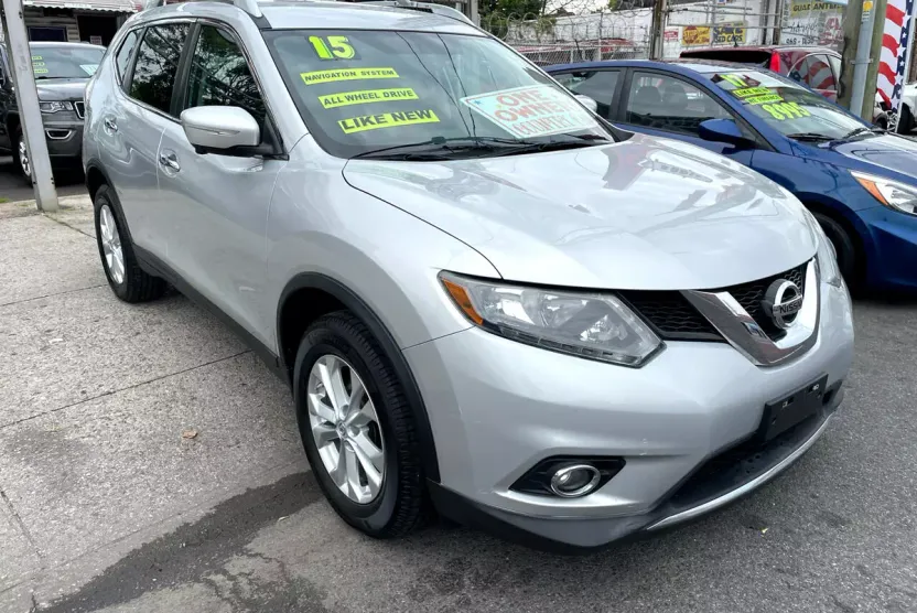 2015 Nissan Rogue SV AWD photo 1