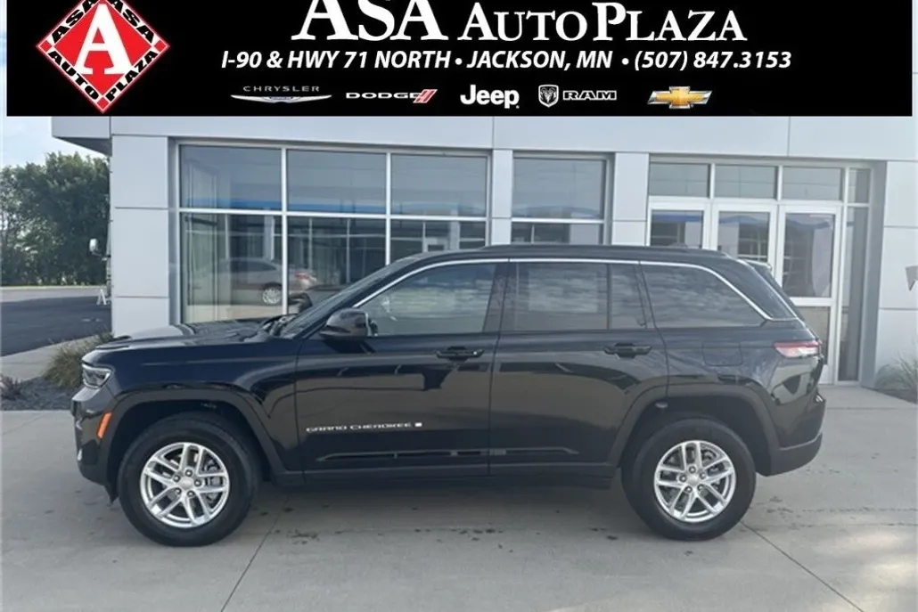 2025 Jeep Grand Cherokee Laredo photo 1