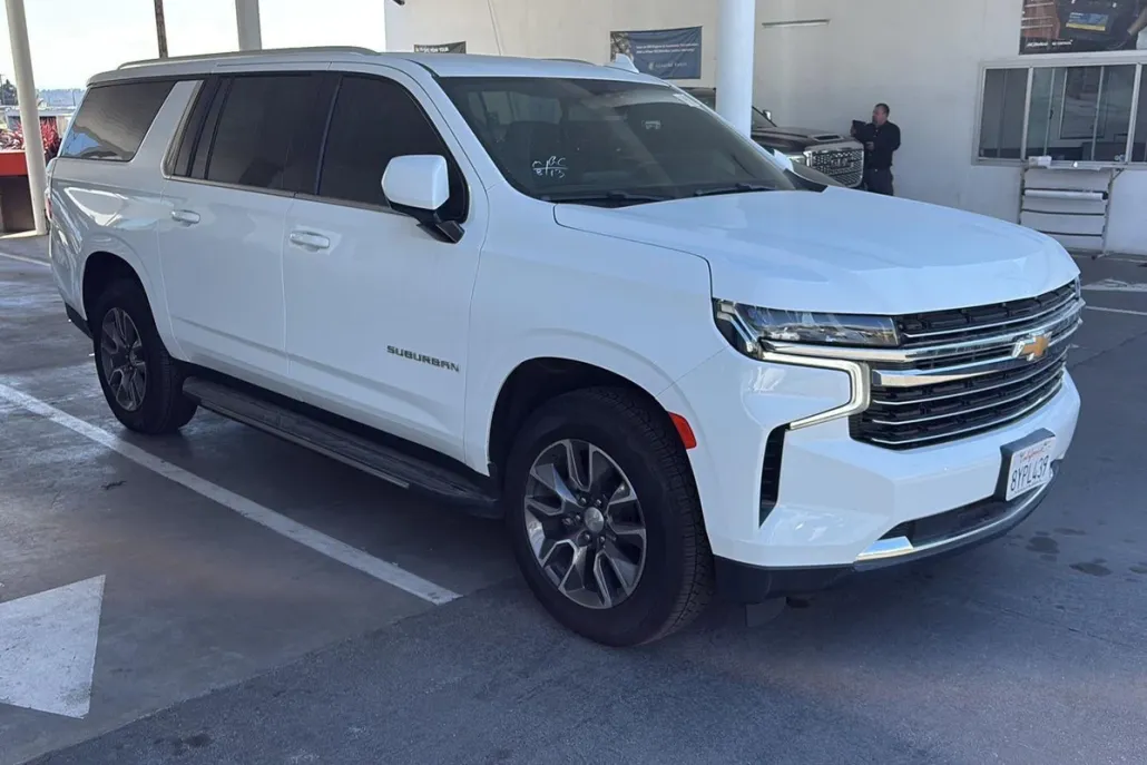 2021 Chevrolet Suburban LT photo 1
