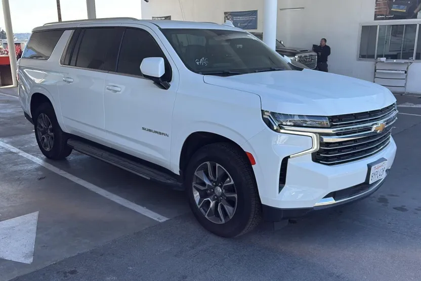 2021 Chevrolet Suburban LT photo 1