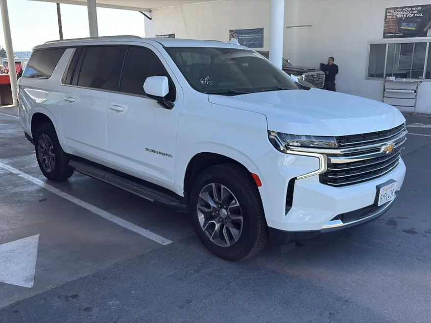 2021 Chevrolet Suburban LT photo 1