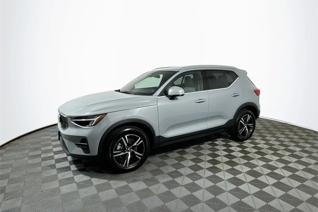 2025 Volvo XC40 Core photo 1