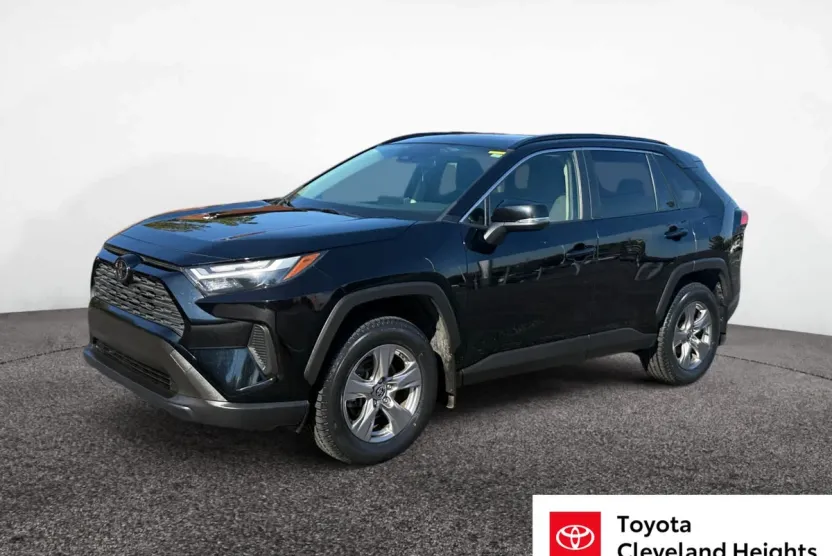 2023 Toyota RAV4 XLE photo 1