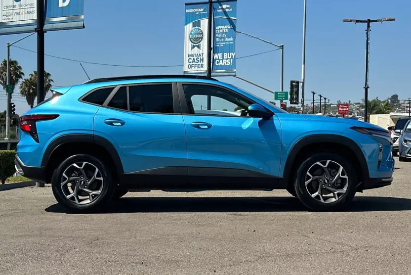 2025 Chevrolet Trax LT photo 1