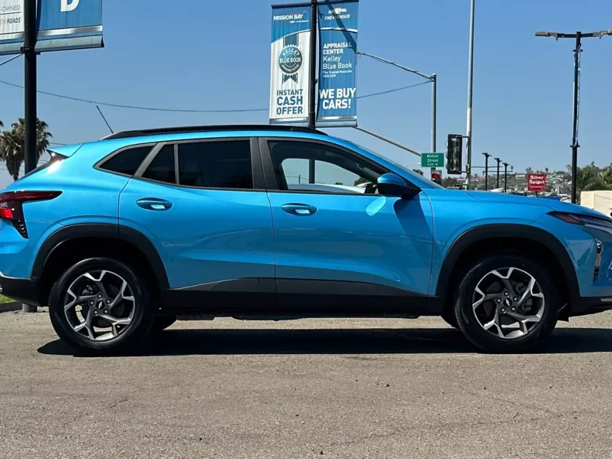 2025 Chevrolet Trax LT photo 1