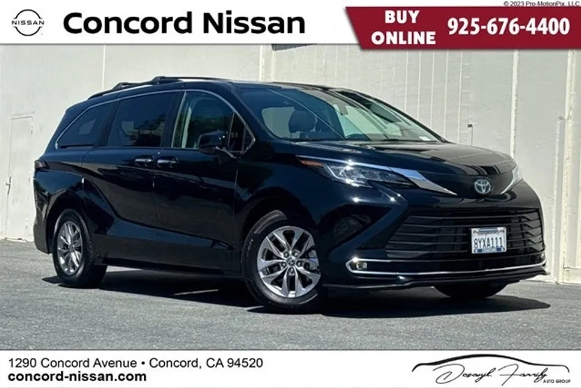 2022 Toyota Sienna XLE photo 1