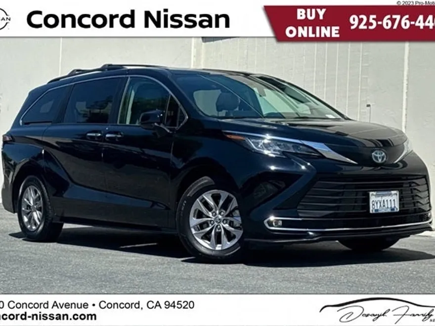 2022 Toyota Sienna XLE photo 1