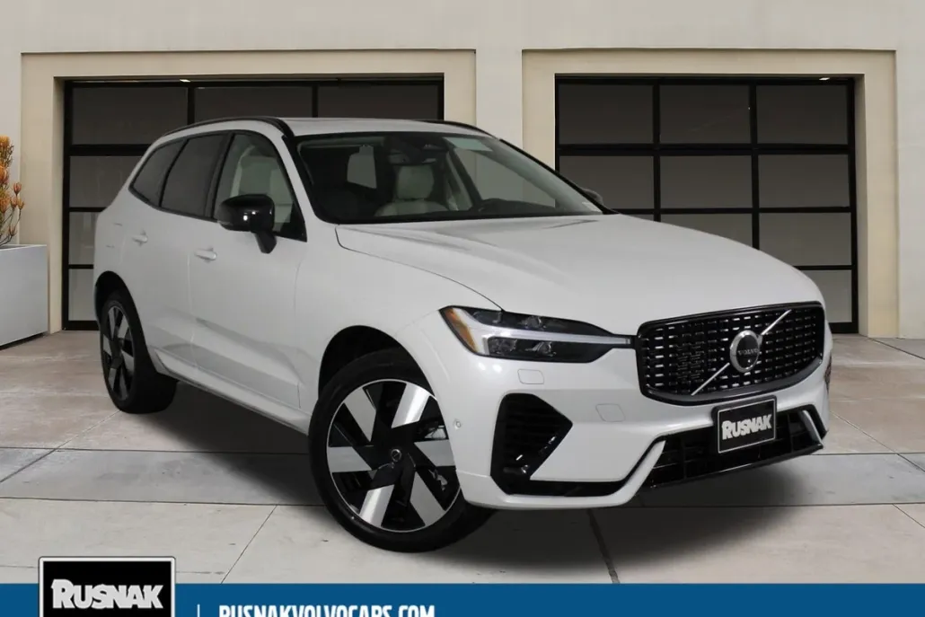 2025 Volvo XC60 T8 Plus photo 1
