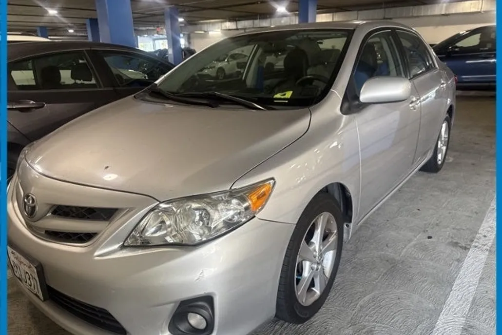 2012 Toyota Corolla LE photo 1