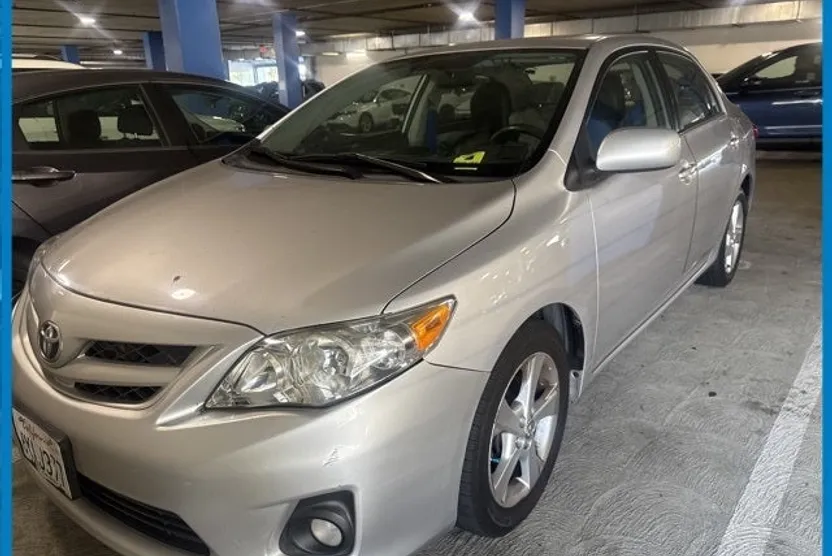2012 Toyota Corolla LE photo 1