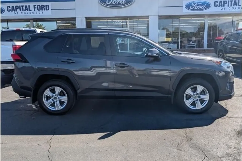 2021 Toyota RAV4 XLE photo 1