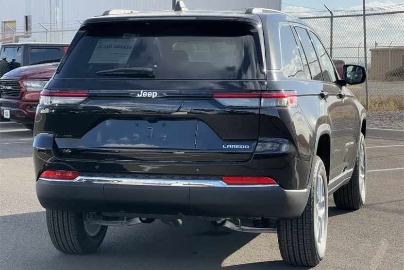 2025 Jeep Grand Cherokee Laredo X photo 1