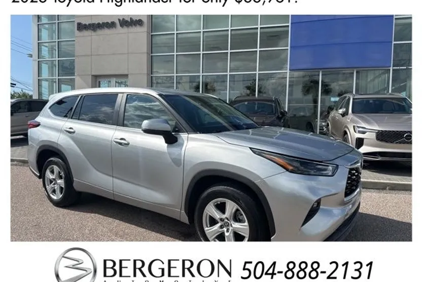 2023 Toyota Highlander LE photo 1