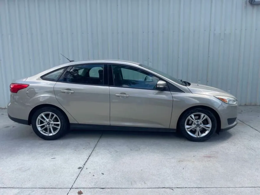 2016 Ford Focus SE photo 1