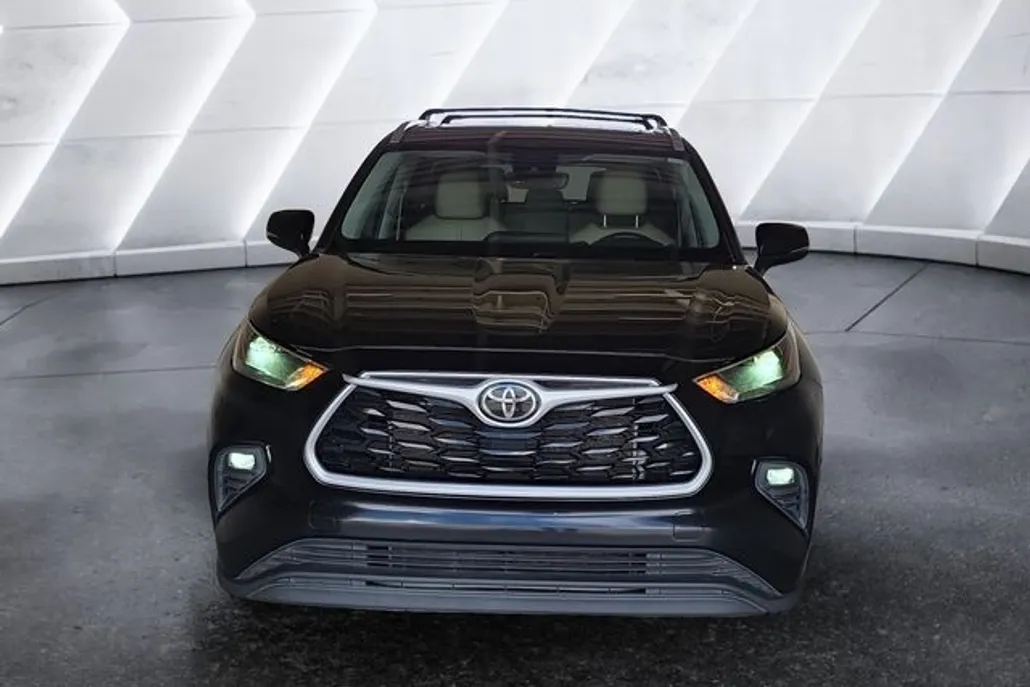 2023 Toyota Highlander L photo 1