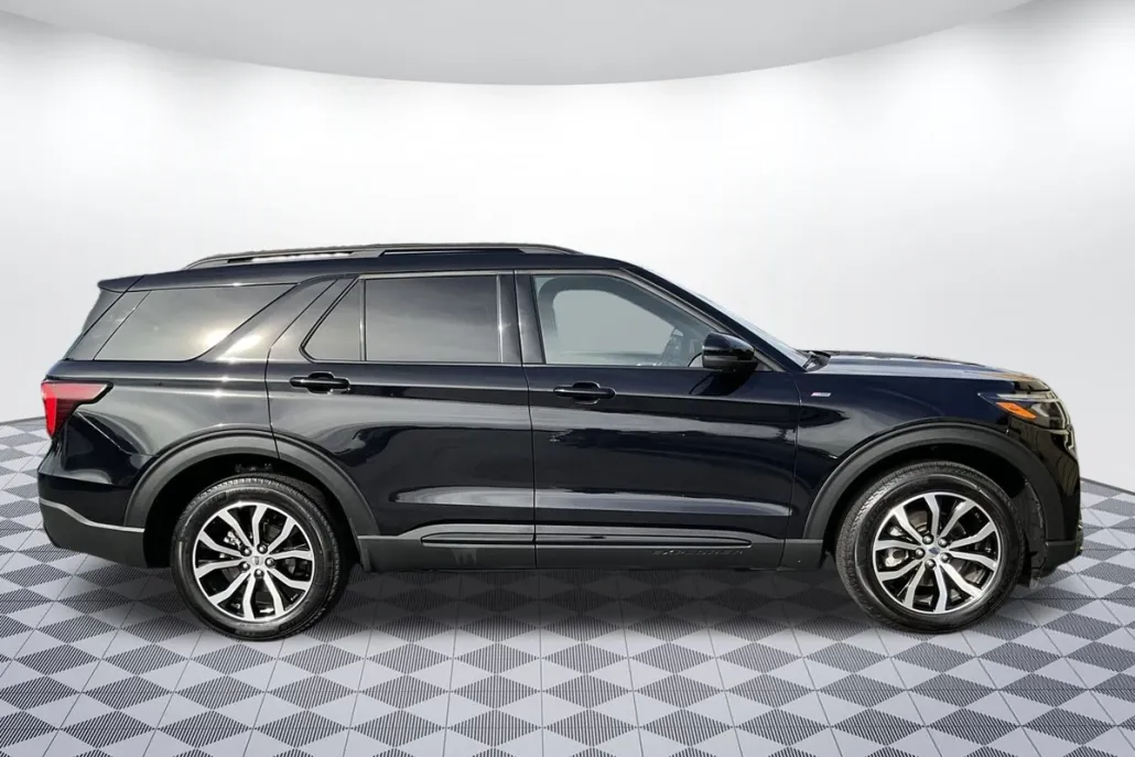 2025 Ford Explorer ST-Line photo 1