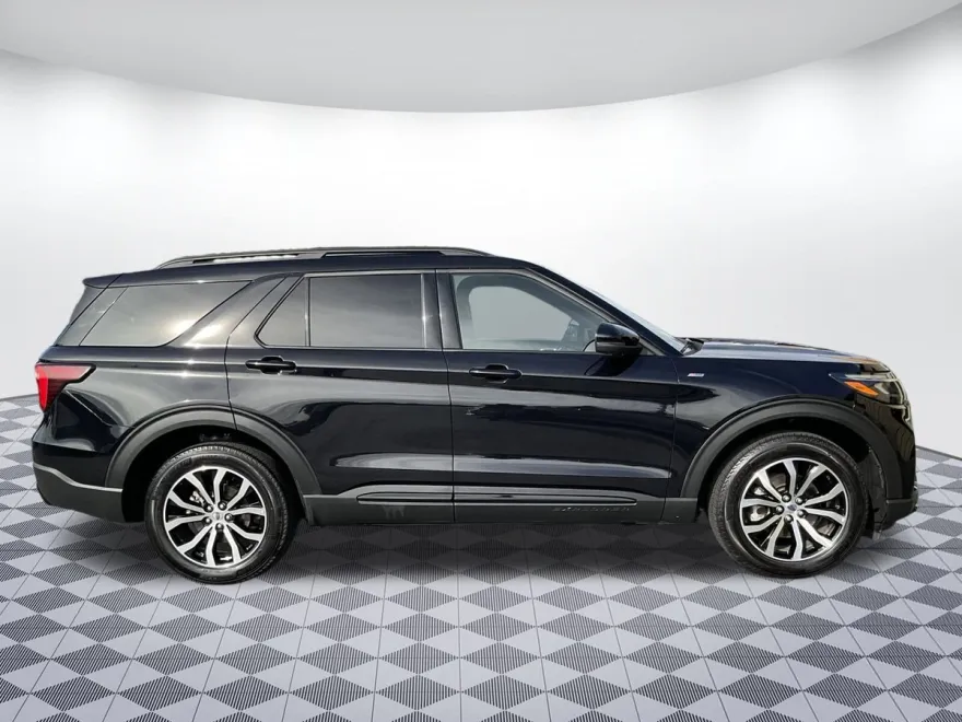 2025 Ford Explorer ST-Line photo 1