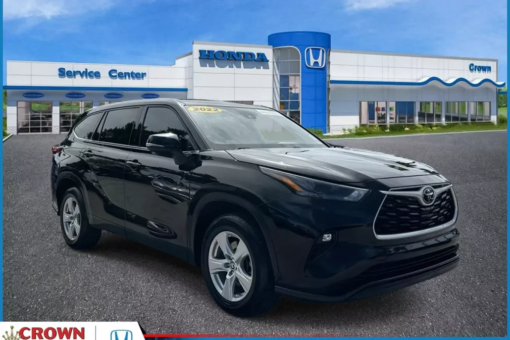 2022 Toyota Highlander LE photo 1