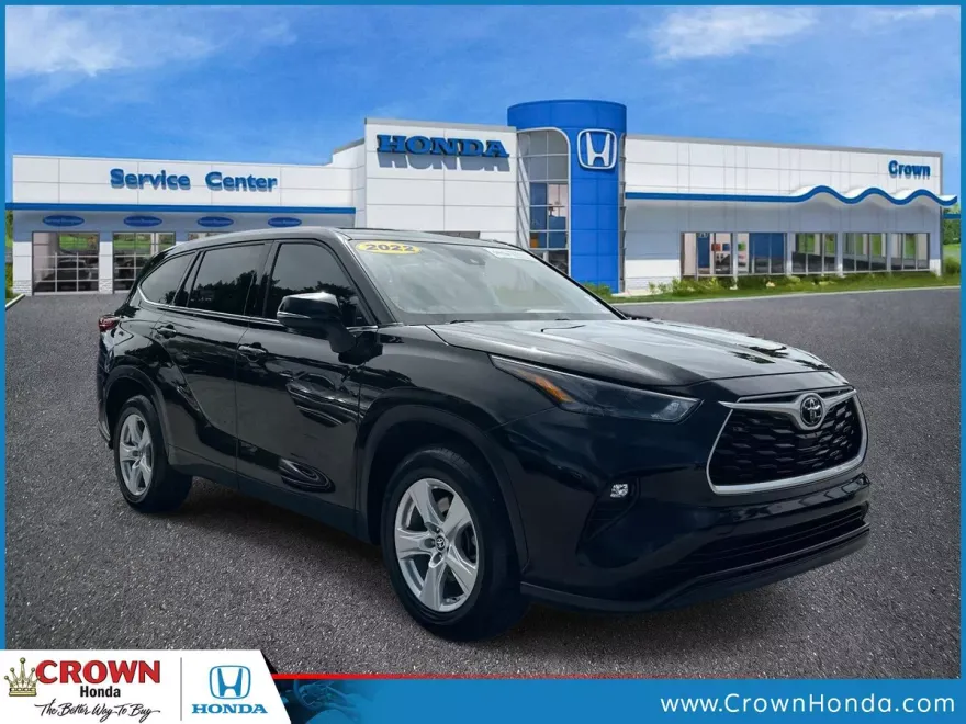 2022 Toyota Highlander LE photo 1