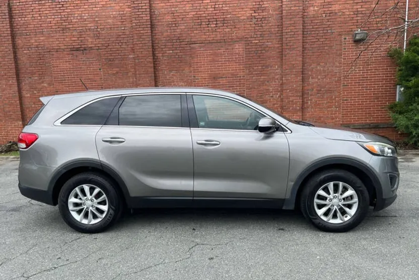 2017 Kia Sorento L photo 1