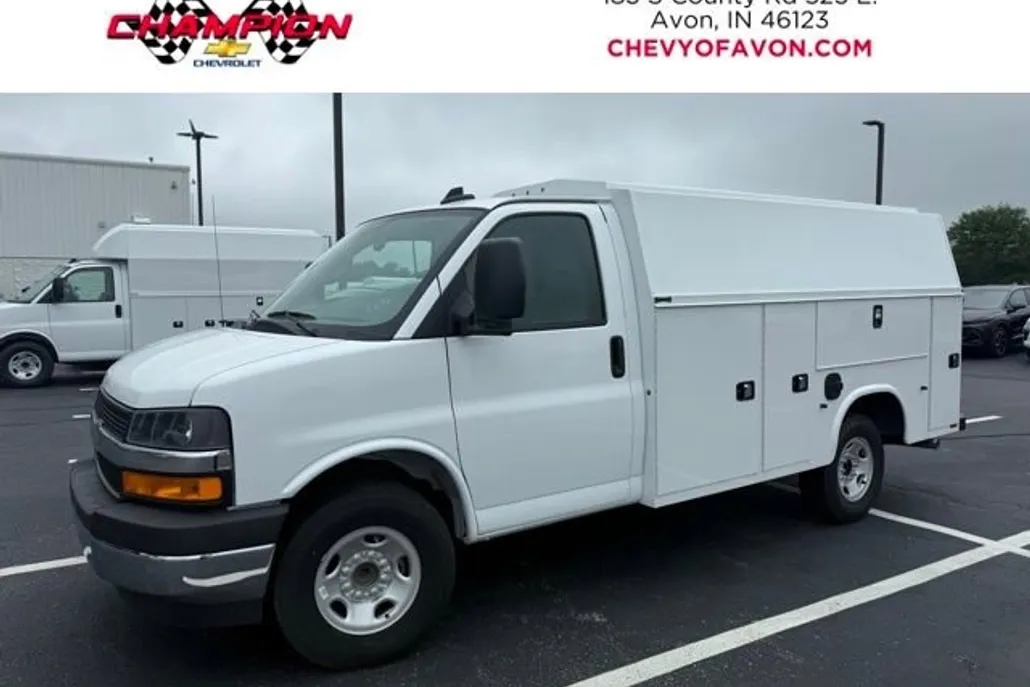 2025 Chevrolet Express Cutaway 3500 photo 1