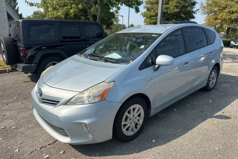 2012 Toyota Prius LE photo 1