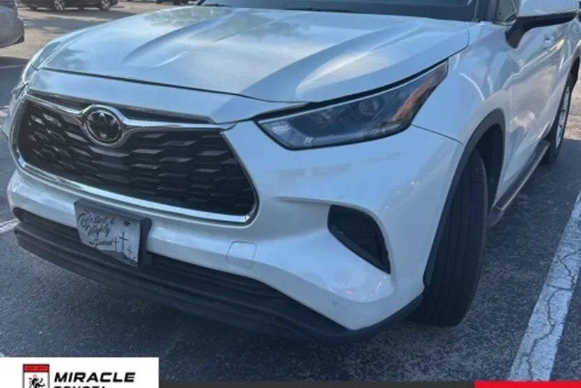 2021 Toyota Highlander L photo 1