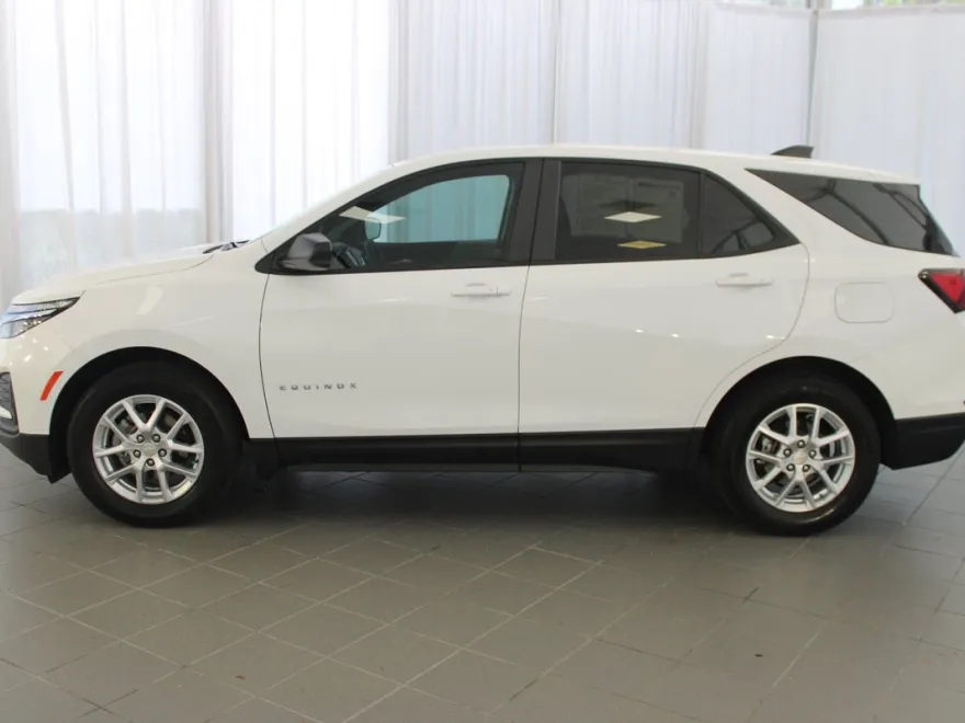 2023 Chevrolet Equinox LS photo 1