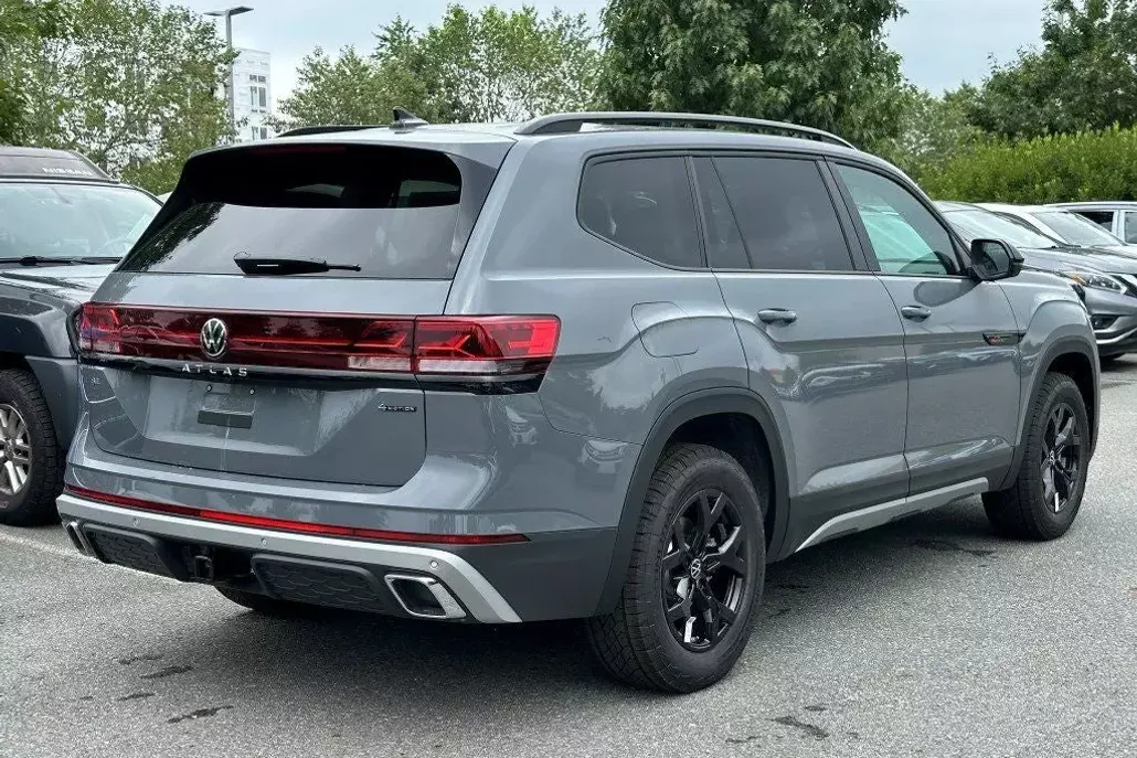 2024 Volkswagen Atlas Peak Edition SE Technology photo 1