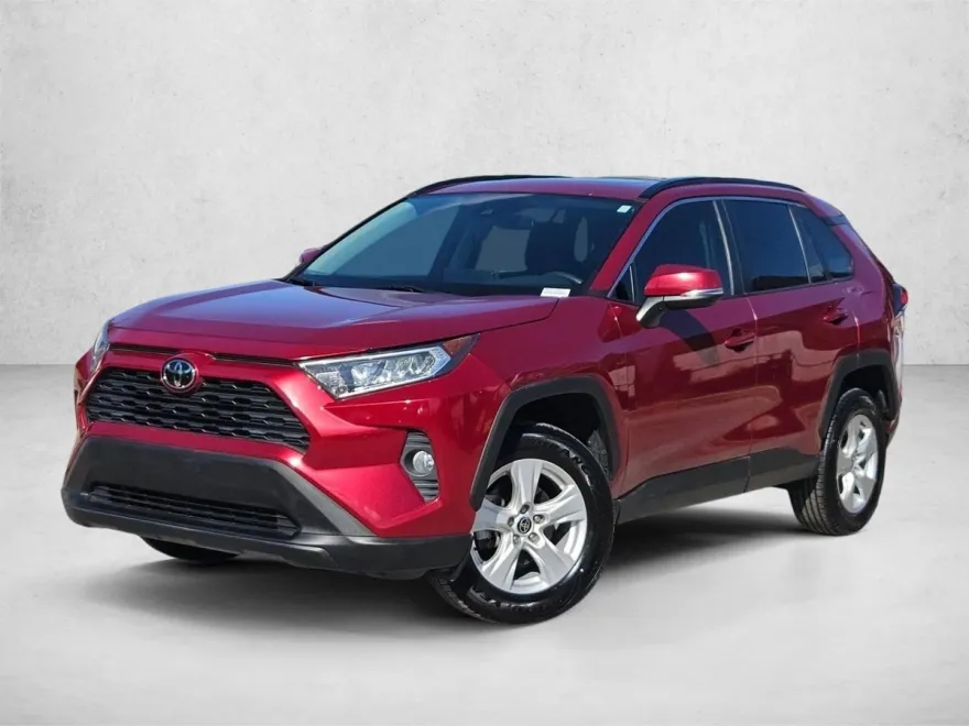 2021 Toyota RAV4 XLE photo 1