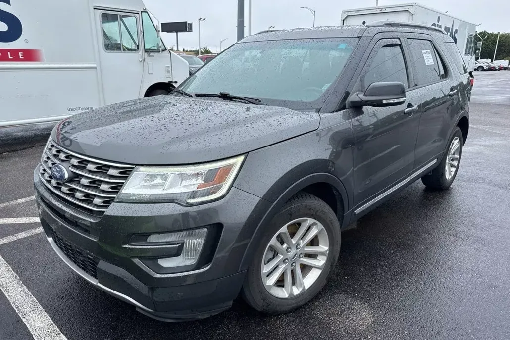 2017 Ford Explorer XLT photo 1