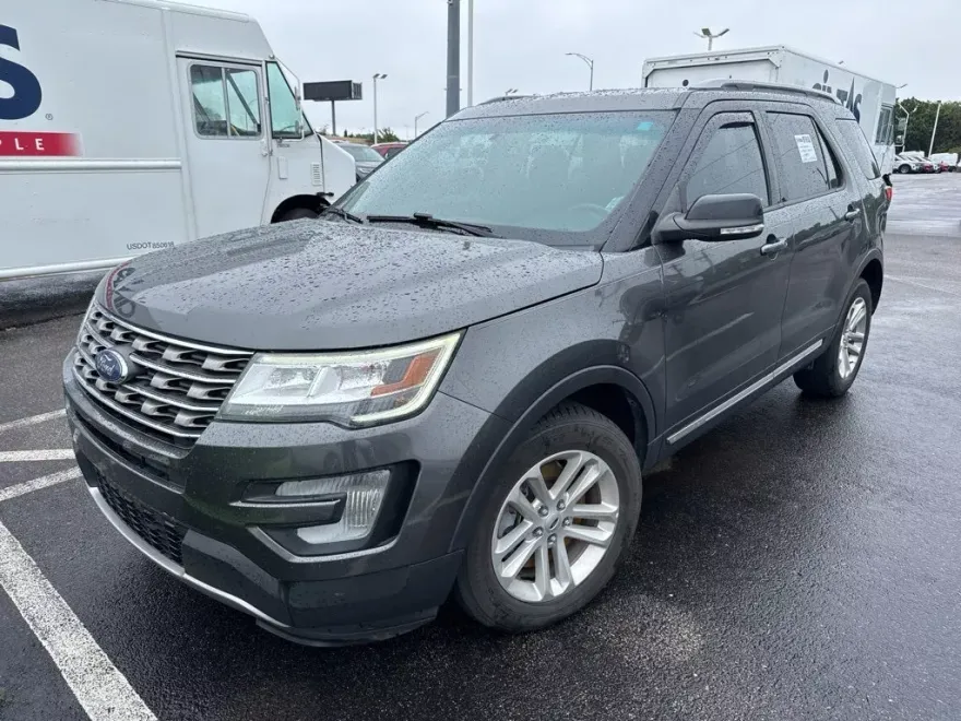 2017 Ford Explorer XLT photo 1