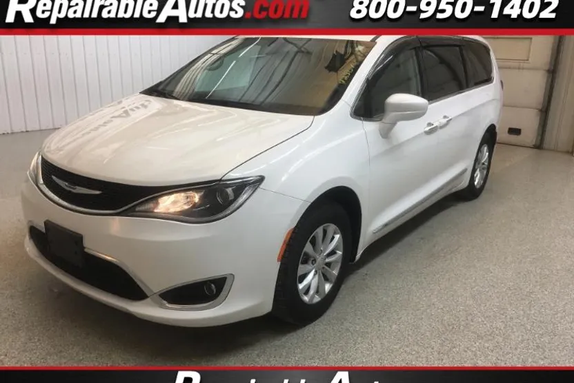 2017 Chrysler Pacifica Touring L photo 1
